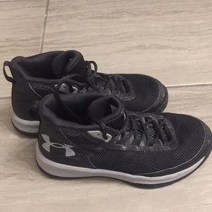 Under Armor boys tennis shoes size 1.5
